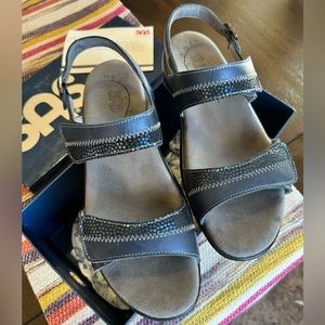 SAS Nudu  9 1/2 Wide Navy